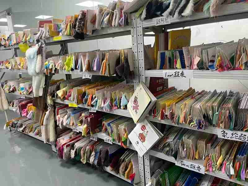 23 Custom Vinyl Toys Factory 11